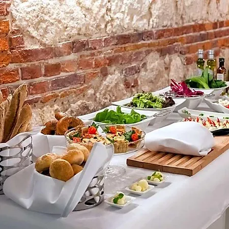Queen Boutique Hotel